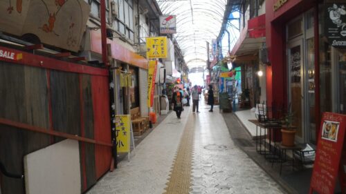 沖縄県国際通りの商店街